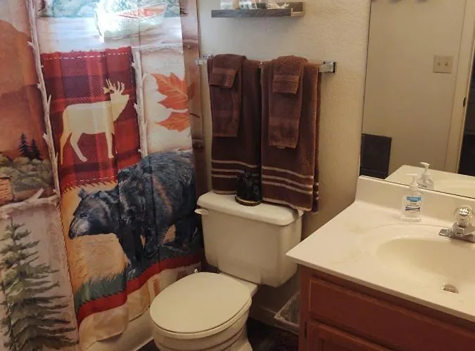 Holiday home 2br Gated Escape With A Pool And Walk To Dining And Trails *