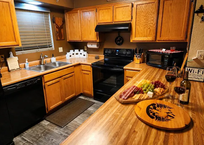 Holiday home 2br Gated Escape With A Pool And Walk To Dining And Trails *