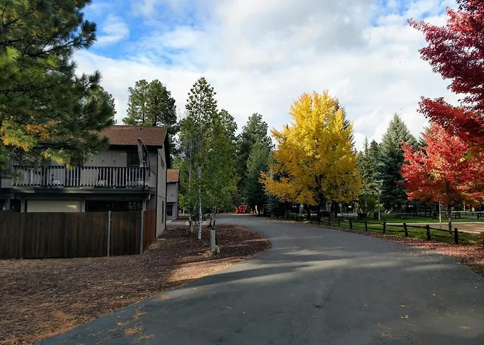 Holiday home 2br Gated Escape With A Pool And Walk To Dining And Trails